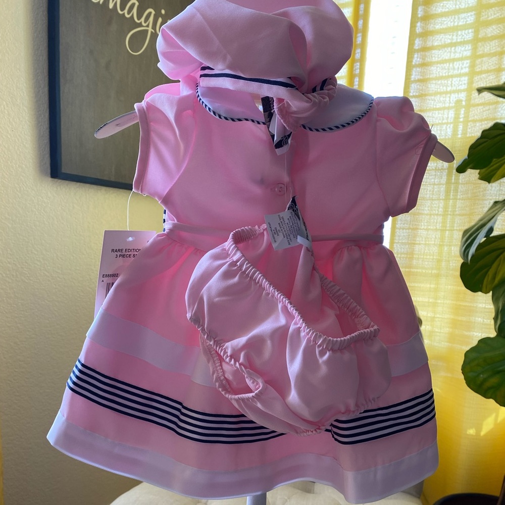Baby in style with pink and black / hat and bloomers to match